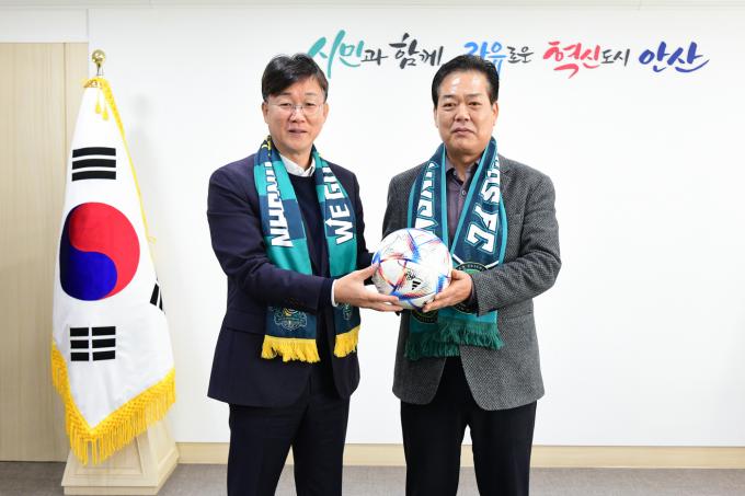 김정택 안산 신임 단장(오른쪽)(안산 그리너스 제공)