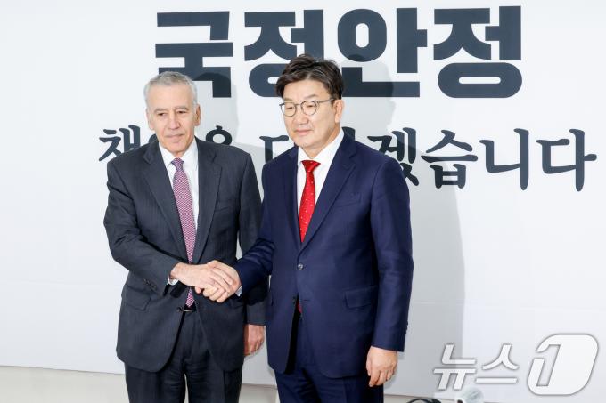 권성동 국민의힘 당대표 권한대행 겸 원내대표가 23일 오후 서울 여의도 국회에서 필립 골드버그(Philip Goldberg) 주한미국대사를 접견하며 악수하고 있다. 2024.12.23/뉴스1 ⓒ News1 안은나 기자