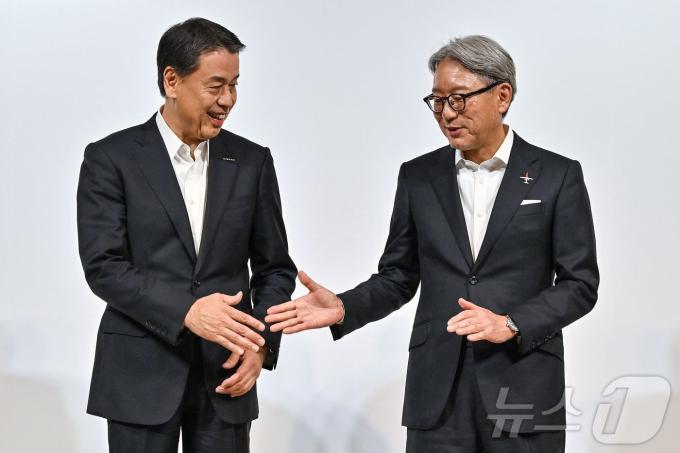 우치다 마코토 닛산 사장과 마베 도시히로 혼다 사장이 1일(현지시각) 도쿄에서 열린 기자회견을 마친 뒤 악수를 하고 있다. 2024.08.02 ⓒ AFP=뉴스1 ⓒ News1 우동명 기자