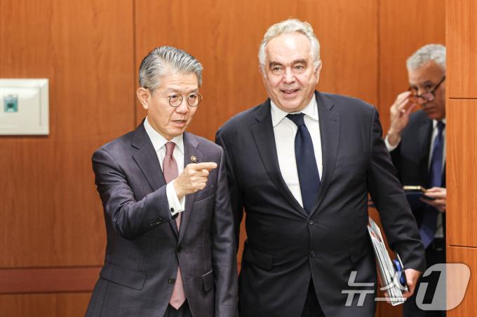 김홍균 외교부 1차관(왼쪽)과 커트 캠벨 미 국무부 부장관이 23일(현지시간) 미국 워싱턴DC 국무부 청사에서 회담한다. 사진은 지난 10월 16일 오후 서울 종로구 도렴동 외교부청사에서 열린 한미 차관회담에 입장하고 있는 모습. (공동취재) 2024.10.16/뉴스1 ⓒ News1 허경 기자