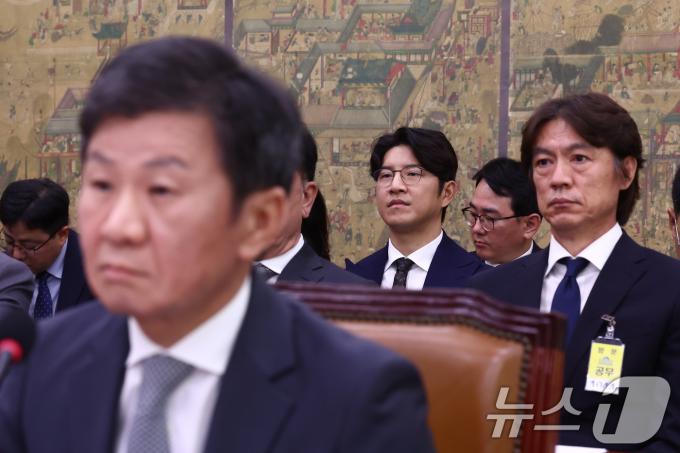 박주호 전 대한축구협회 전력강화위원(오른쪽 두 번째)이 24일 오전 서울 여의도 국회 문화체육관광위원회에서 열린 대한축구협회 등에 대한 현안질의에 출석해 자리하고 있다. 오른쪽은 홍명보 남자 축구대표팀 감독, 앞줄 왼쪽은 정몽규 대한축구협회장. 2024.9.24/뉴스1 ⓒ News1 김민지 기자