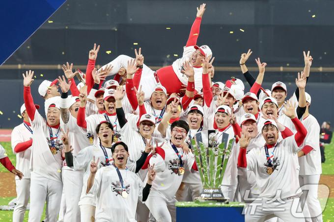 28일 오후 광주 기아챔피언스필드에서 열린 프로야구 '2024 신한 SOL 뱅크 KBO 포스트시즌' 한국시리즈 5차전 삼성 라이온즈와 KIA 타이거즈의 경기에서 7대5로 승리하며 통합 우승을 차지한 KIA 이범호 감독이 선수들에게 헹가래를 받고 있다. 2024.10.28/뉴스1 ⓒ News1 장수영 기자