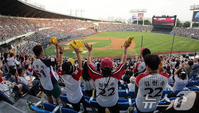 18일 오후 서울 송파구 잠실야구장에서 열린 ‘2024 신한 SOL 뱅크 KBO리그’ KIA 타이거즈와 LG 트윈스의 경기에서 만원 관중들이 열띤 응원을 펼치고 있다. 한편, 출범 43번째 시즌을 맞은 KBO리그는 지난 2017년 달성했던 역대 최다 관중(840만688명)을 뛰어 넘으며 꿈의 1000만 관중에 도전한다. 2024.8.18/뉴스1 ⓒ News1 김진환 기자
