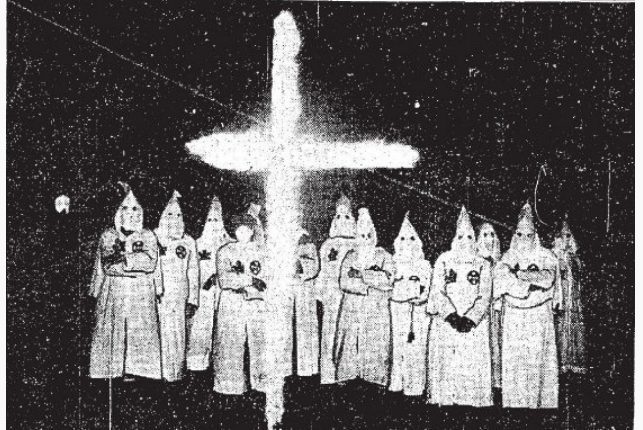쿠 클럭스 클랜(KKK). (출처: Originally published by the Toronto Star. Unknown author, 사진(1925), Public domain, via Wikimedia Commons)
