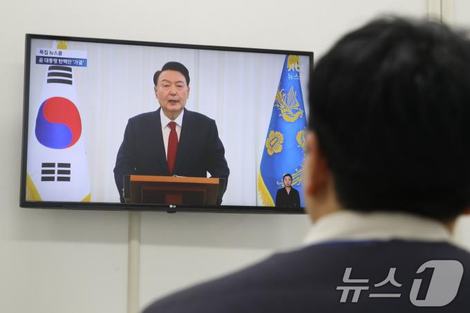 윤석열 대통령 탄핵소추안이 가결된 14일 오후 서울 여의도 국회에서 조국혁신당 당직자들이 윤 대통령의 '국민께 드리는 말씀'이라는 대국민 담화를 시청하고 있다. 2024.12.14/뉴스1 ⓒ News1 이광호 기자