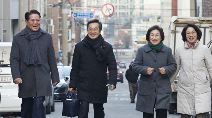김동연 경기도지사(왼쪽 두 번째)와 최대호 안양시장(왼쪽 첫 번째)이 안양지역 노인에게 도시락을 배달하고 있다.