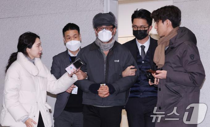 12·3 비상계엄 사태를 사전에 모의한 혐의를 받는 노상원 전 정보사령관이 24일 서울 은평구 서부경찰서에서 검찰로 송치되고 있다. 민간인 신분인 노 전 사령관은 박근혜 정부에서 정보사령관을 지낸 인물로 육군사관학교 선배인 김용현 전 국방부 장관을 도와 포고령을 작성하는 등 계엄을 사전에 기획한 혐의를 받고 있다. 2024.12.24/뉴스1 ⓒ News1 박지혜 기자