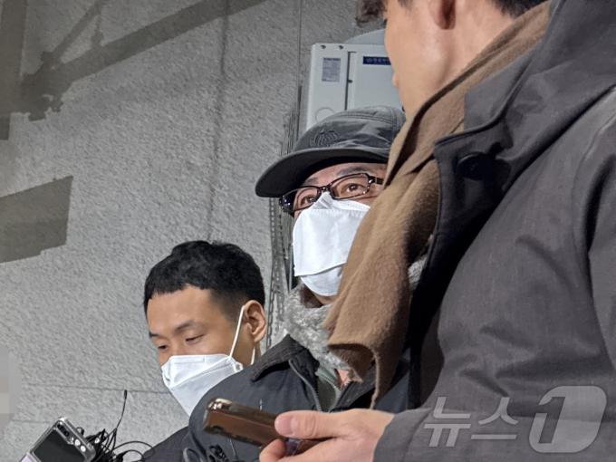 24일 오전 노상원 전 정보사령관이 서울 서부경찰서 지하 1층에서 모습을 드러내고 있다. 24.12.24 ⓒ 뉴스1 이강 기자