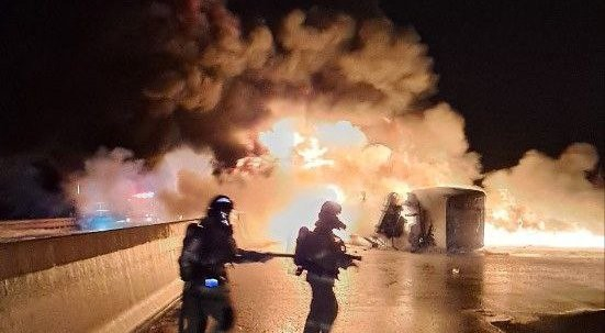 서해안고속도로서 대형 유조차가 전복하면서 발생한 불을 소방대원들이 진화하고 있다. 사진제공=경기소방재난본부