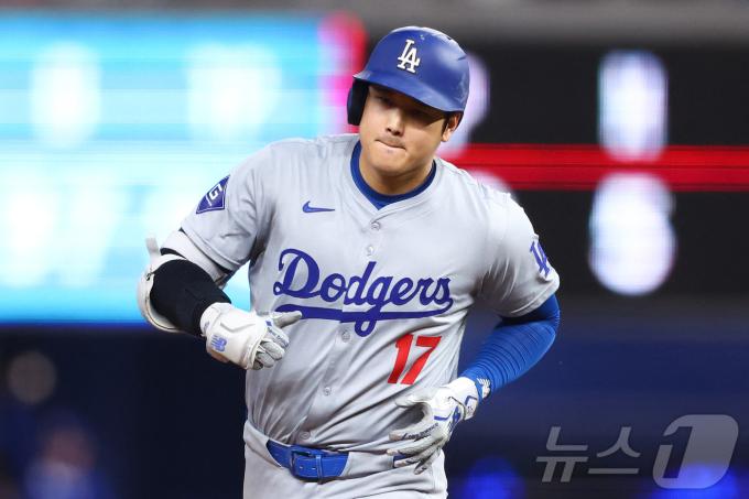 LA 다저스의 오타니 쇼헤이가 19일 (현지시간) 플로리다주 마이애미 론디포 파크에서 열린 MLB 마이애미 말린스와 경기서 MLB 최초로 한 시즌 50홈런-50도루 대기록을 세우는 50호 홈런을 친 뒤 베이스를 돌고 있다. 2024.09.21 ⓒ AFP=뉴스1 ⓒ News1 우동명 기자