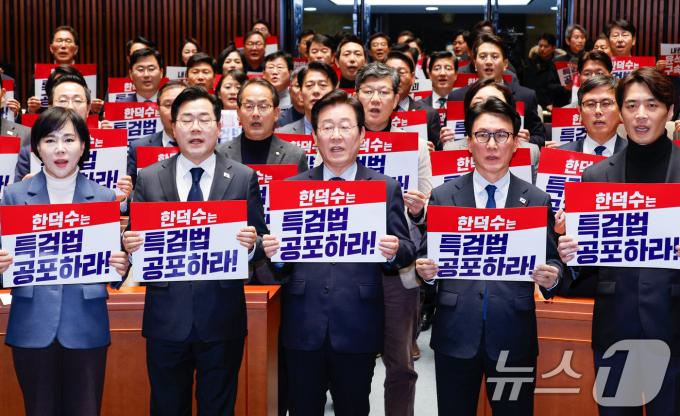 이재명 더불어민주당 대표와 박찬대 원내대표를 비롯한 의원들. ⓒ News1 안은나 기자