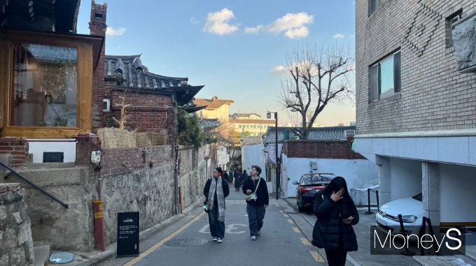 집회 소음 문제로 북촌한옥마을의 외국인 관광객이 줄고 있다. 사진은 23일 서울 종로구 북촌한옥마을 골목. /사진=곽선우 기자