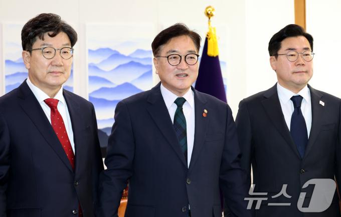 우원식 국회의장(가운데)와 권성동 국민의힘 대표 권한대행 겸 원내대표(왼쪽), 박찬대 더불어민주당 원내대표가 23일 국회의장실에서 열린 회동에서 기념촬영을 하고 있다. (공동취재) 2024.12.23/뉴스1 ⓒ News1 안은나 기자