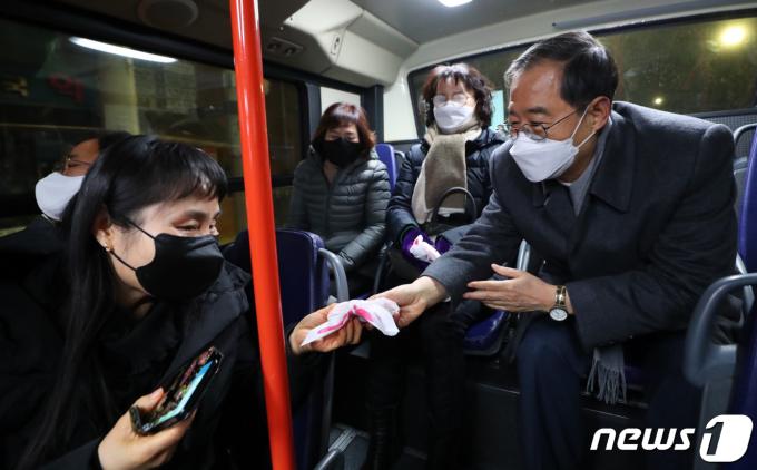한덕수 총리가 지난해 1월 2일 오전 서울 노원구 상계동에서 4시5분 출발하는 146번 시내버스 첫차에 탑승해 시민들과 새해인사를 나누는 모습. (국무총리실 제공) 2023.1.2/뉴스1 ⓒ News1 김명섭 기자