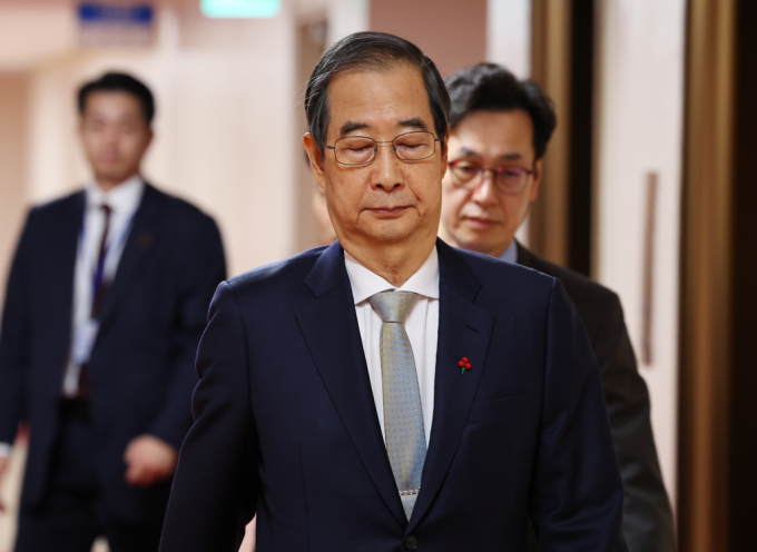 한덕수 대통령 권한대행 겸 국무총리가 야당 측의 내란·김여사특검법 공포와 헌법재판관 임명 등을 해결하라는 요구에 여야가 합의해 해결책을 만들 것을 강조했다. 사진은 24일 서울 종로구 정부서울청사에서 열린 국무회의에 참석하는 한덕수 대통령 권한대행 겸 국무총리의 모습.  /사진=뉴시스