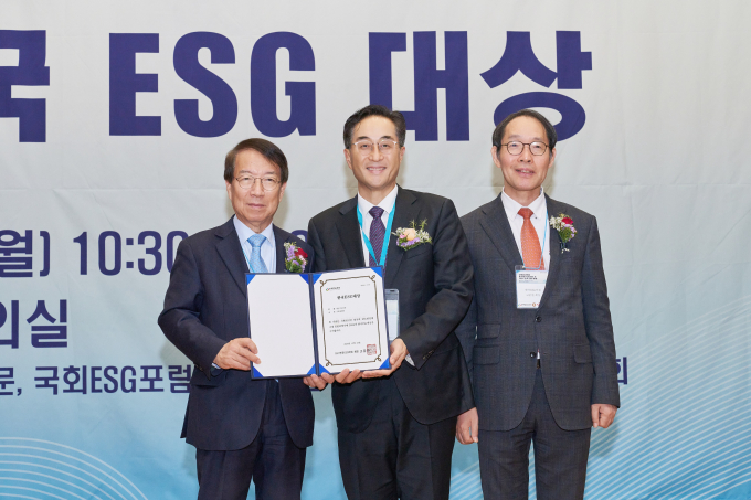 왼쪽부터 정운찬 한국ESG대상 평가위원장, 김기준 고려아연 지속가능경영본부장, 고문현 한국ESG학회장이 ‘2024 한국ESG대상’ 시상식에서 기념촬영을 하고 있다. /사진=고려아연