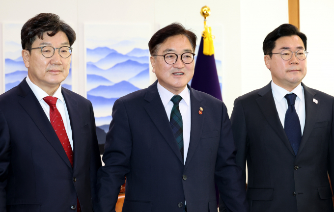 여·야가 오는 26일 여·야·정 협의체를 진행하기 전에 실무 회의를 열고 의제를 정할 계획이다. 사진은 우원식 국회의장(가운데)이 지난 23일 서울 여의도 국회 의장실에서 가진 여(왼쪽)·야 원내대표 회동에서 참석자들과 기념촬영을 하는 모습. /사진=뉴시스(공동취재)