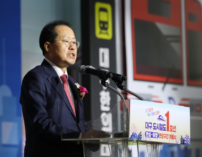 홍준표 대구시장이 박근혜 전 대통령 탄핵심판떄와 달리 국민들의 선동되지 않았다는 주장을 펼쳤다. 사진은 지난 20일 경북 경산시 하양역에서 열린 '대구도시철도 1호선 안심-하양 연장구간 개통식'에 참석한 홍준표 대구시장의 모습.  /사진=뉴스1