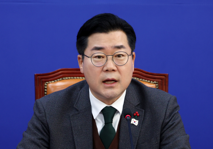 박찬대 더불어민주당 원내대표가 "한덕수 대통령 권한대행 국무총리에 대한 탄핵 절차를 바로 개시하겠다"고 했다. 사진은 박찬대 더불어민주당 원내대표가 24일 서울 여의도 국회에서 열린 원내대책회의에서 발언하는 모습. /사진=뉴시스