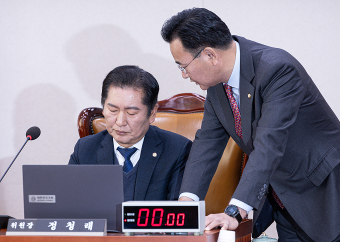 24일 국회 법제사법위원회에서 은행 등 금융기관의 예금자 보호 한도를 현행 5000만원에서 1억원으로 상향하는 예금자보호법 개정안이 통과됐다. 사진은 정청래 국회 법제사법위원회 위원장(왼쪽)이 24일 서울 여의도 국회에서 법사위 전체회의에서 유상범 국민의힘 간사와 대화하는 모습. /사진=뉴스1