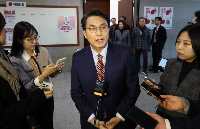 윤상현 국민의힘 의원이 외교통상부 장관직을 청탁 주장에 대해 선을 그었다. 사진은 윤 의원이 지난 13일 서울 여의도 국회에서 열린 비공개 중진의원 회동을 마친 뒤 취재진 질문에 답변하는 모습. /사진=뉴시스