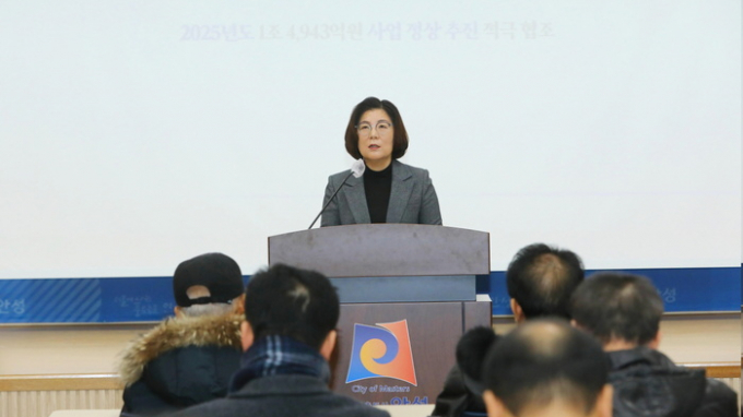 김보라 안성시장이 23일 지난달 내린 기록적인 대규모 폭설 피해복구와 관련해 긴급 언론 브리핑을 진행하고 있다. / 사진제공=안성시 