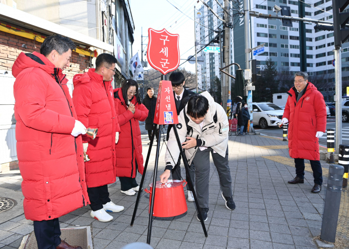 경북 김천시의회 의원들돠 사무국 직원들은 24일 크리스마스를 맞아 자선냄비 봉사활동에 참여했다/사진제공=김천시의회