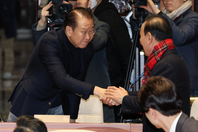 국민의힘 비상대책위원장 후보 권영세 의원이 새 지도부의 수장으로서 담합과 안정을 강조했다. 사진은 24일 서울 여의도 국회에서 열린 의원총회에 참석한 권영세 의원이 국민의힘 비상대책위원장에 지명된 후 인사를 나누는 모습.  /사진=뉴스1