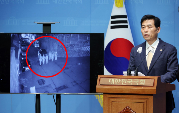 김민기 국회 사무총장이 국회의장 공관에 출동한 계엄군의 모습이 담긴 CCTV 영상을 공개했다. 사진은 김민기 국회 사무총장이 24일 서울 여의도 국회 소통관에서 지난 4일 새벽 무장군인의 국회의장 공관 출동 의혹 관련 CCTV 영상 공개 및 국방부 해명 촉구 기자회견을 하는 모습. /사진=뉴시스