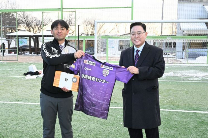 강수현 양주시장(오른쪽)이 지난 23일 '고덕생활체육공원’에서 후지에다시 MYFC 아카데미 U-18 팀과 관내 청소년 축구팀을 포함한 경기북부 인근 축구팀 간의 친선 경기를 개최하기 앞서 기념촬영을 하고 있다. / 사진제공=양주시 