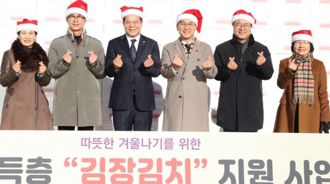 24일 안양시청 정문에서 최대호 안양시장(왼쪽에서 세 번쨰) 등이 참석한 가운데 열린 '저소득층 김장김치 나눔행사'