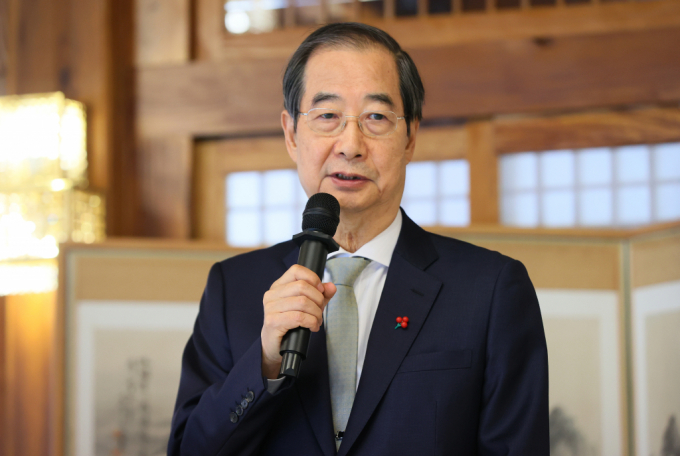더불민주당의 한덕수 대통령 권한대행 국무총리에 대한 탄핵 절차 개시에 대해 정부는 "대단히 유감스럽게 생각"한다며 "경제에 악영향을 미칠 것"이라고 밝혔다. 사진은 24일 한덕수 대통령 권한대행 국무총리가 서울 종로구 국무총리 공관에서 열린 서울재팬클럽 오찬간담회에서 인사말을 하고 있는 모습. /사진=뉴스1