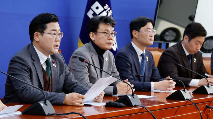 24일 박찬대 더불어민주당 원내대표가 서울 여의도 국회에서 열린 원내대책회의에 참석해 모두 발언하고 있는 모습.  /사진=뉴스1