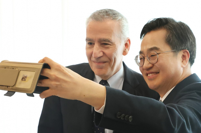 김동연 도지사가 24일 서울에서 필립 골드버그 주한미국대사와 만나 휴대전화로 기념촬영을 하고 있다. 사진제공=경기도