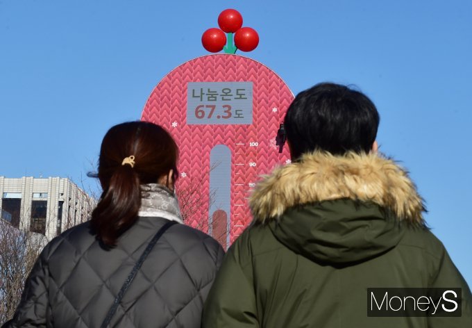 오는 25일 크리스마스를 맞은 전국이 구름이 많고 흐린 날씨가 예상된다. 사진은 24일 서울 종로구 광화문 광장에 설치된 사랑의 온도탑 나눔온도를 지켜보는 시민들.  /사진=임한별 기자