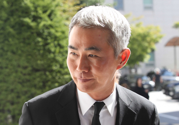 장현국 위메이드 부회장이 액션스퀘어의 최고경영자(CEO)로 내정된 가운데 장내에서 액션스퀘어 주식을 추가 매입했다. 사진은 장현국 위메이드 부회장이 지난 9월 서울 양천구 서울남부지방법원에서 열린 자본시장법 위반 등 혐의 1차 공판기일에 출석하고 있는 모습. /사진=뉴시스