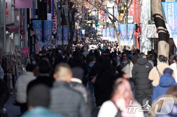 성탄절을 앞둔 휴일인 22일 서울 명동거리의 모습. ⓒ News1 구윤성 기자
