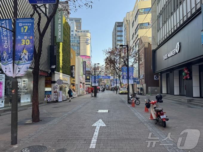 '크리스마스이브'인 24일 오전 한산한 명동 거리의 모습.2024.12.12/뉴스1 ⓒ News1 이강 기자