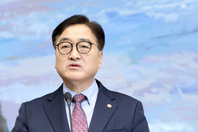 우원식 국회의장이 한덕수 대통령 권한대행 국무총리의 탄핵 의결정족수 논란에 대해 "의결정족수에 대한 1차적 판단은 국회의장이 한다"는 입장을 밝혔다. 사진은 24일 우원식 국회의장이 서울 여의도 국회에서 기자회견을 하고 있는 모습. /사진=뉴스1
