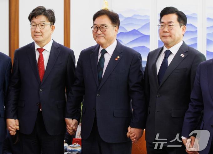 우원식 국회의장(가운데)과 권성동 국민의힘 대표 권한대행 겸 원내대표(왼쪽), 박찬대 더불어민주당 원내대표가 23일 오전 서울 여의도 국회 의장실에서 회동 기념촬영을 하고 있다. (공동취재) 2024.12.23/뉴스1 ⓒ News1 안은나 기자