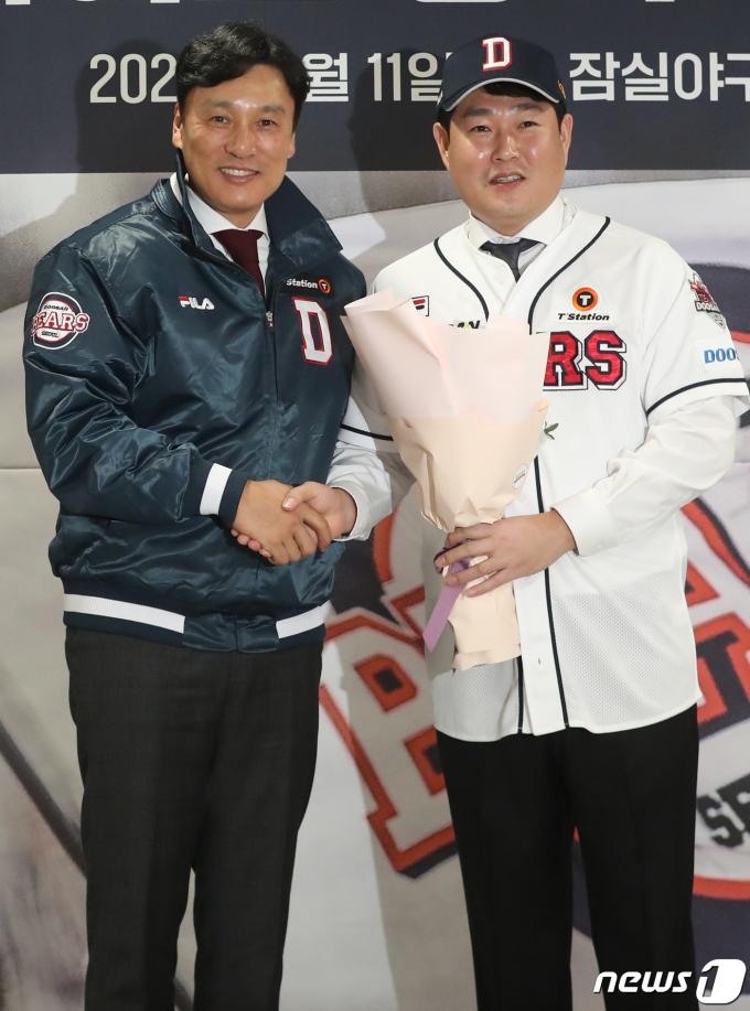 양의지 선수가 11일 서울 송파구 잠실야구장에서 열린 '두산베어스 입단식'에서 이승엽 감독과 기념촬영을 하고 있다. 양의지는 지난해 두산과 '4+2년 최대 152억원'의 초대형 FA 계약을 했다. 2023.1.11/뉴스1 ⓒ News1 송원영 기자
