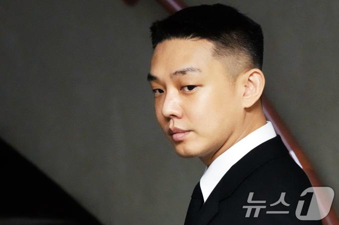 마약 투약 혐의를 받는 배우 유아인(본명 엄홍식)이 3일 오후 서울 서초구 서울중앙지법에서 열린 1심 선고 공판에 출석하고 있다. 유아인은 지난 2020년 9월부터 2022년 3월까지 미용 시술을 위한 수면 마취를 가장하는 방식 등으로 181차례에 걸쳐 프로포폴 등을 상습 투약한 혐의를 받고 있다. 2024.9.3/뉴스1 ⓒ News1 임세영 기자