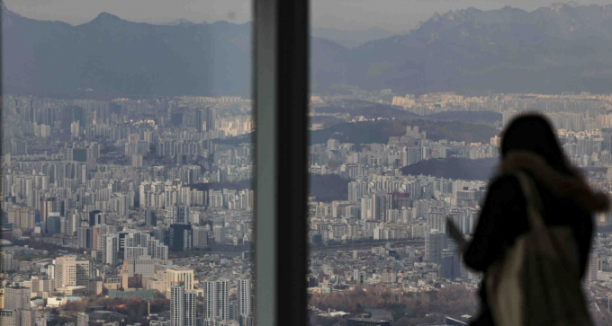  사진은 서울 송파구 롯데월드타워 전망대 서울스카이에서 시민들이 서울 시내를 살펴보고 있다. /사진=뉴시스