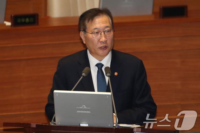 박성재 법무부장관이 11일 오후 서울 여의도 국회에서 열린 제419회국회(임시회) 제1차 본회의 윤석열 대통령 위헌적 비상계엄 선포 내란행위 관련 긴급현안질문에서 윤상현 국민의힘 의원 질의에 답하고 있다. 2024.12.11/뉴스1 ⓒ News1 이광호 기자