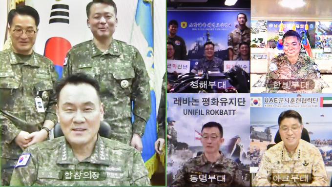 김명수 합참의장이 청해부대장 권용구 대령, 한빛부대장 권병국 대령, 동명부대장 유준근 대령, 아크부대장 임지경 대령과 화상회의를 하고 있다.(합동참모본부 제공)(합동참모본부 제공)