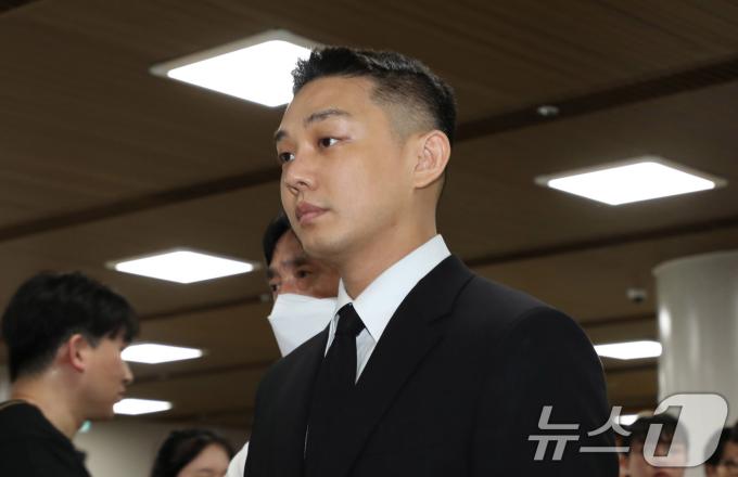 마약 투약 혐의를 받는 배우 유아인(본명 엄홍식)이 3일 오후 서울 서초구 서울중앙지법에서 열린 1심 선고 공판에 출석하고 있다. 유아인은 지난 2020년 9월부터 2022년 3월까지 미용 시술을 위한 수면 마취를 가장하는 방식 등으로 181차례에 걸쳐 프로포폴 등을 상습 투약한 혐의를 받고 있다. 2024.9.3/뉴스1 ⓒ News1 임세영 기자