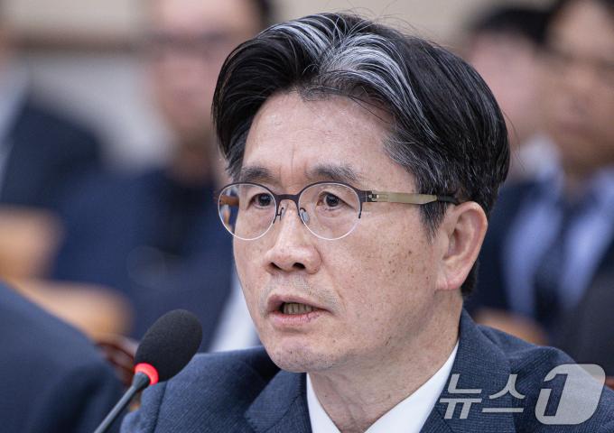 오동운 고위공직자범죄수사처(공수처) 처장이 24일 오후 서울 여의도 국회에서 열린 법제사법위원회 전체회의에서 법사위원들의 질의에 답변하고 있다. 2024.12.24/뉴스1 ⓒ News1 이재명 기자