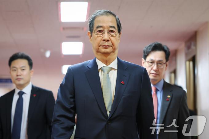 한덕수 대통령 권한대행 국무총리가 24일 오전 서울 종로구 정부서울청사에서 열린 국무회의에 입장하고 있다. (국무총리실 제공) 2024.12.24/뉴스1 ⓒ News1 장수영 기자