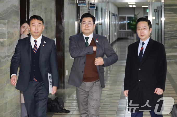 김용민(왼쪽부터) 더불어민주당 원내정책수석부대표와 박찬대 원내대표, 박성준 원내수석부대표가 24일 국회 의안과 앞에서 '국무총리 한덕수 탄핵소추안' 제출 보류 이유를 밝히기 위해 이동하고 있다.(공동취재)2024.12.24/뉴스1 ⓒ News1 이광호 기자