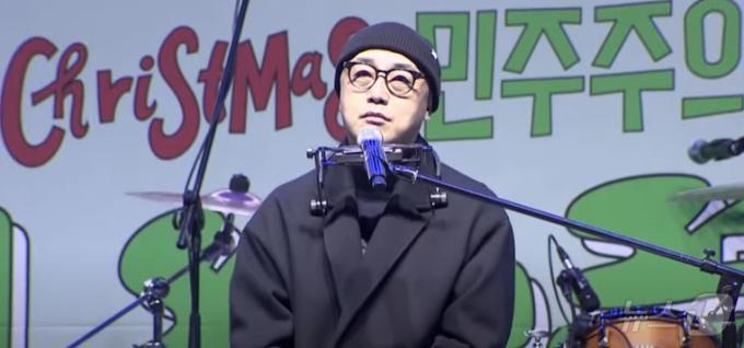 성탄절 전야인 24일 오후 윤석열즉각퇴진·사회대개혁 비상행동의 주최로 경복궁 4번역 출구 인근에서 열린 '메리퇴진 크리스마스 콘서트'에서 가수 하림이 노래를 부르고 있다. 2024.12.24/뉴스1